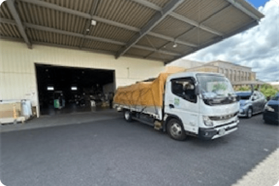 画像：配送センターから各納品現場にトラックで共同配送